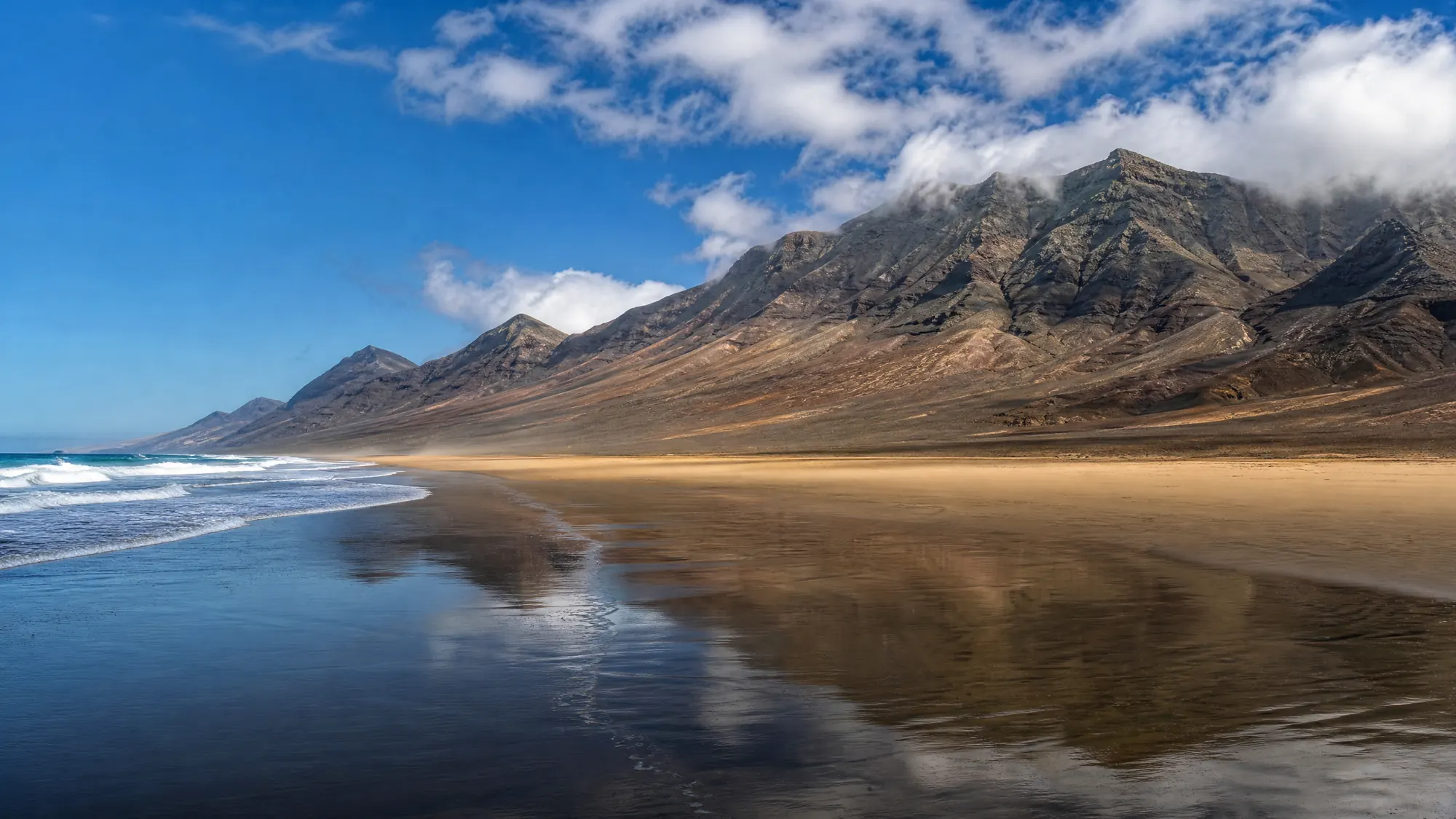 Der Cofete-Strand ist ein 12 Kilometer langer goldener Sandstrand im Naturpark Jandía. Er liegt unterhalb eines 807 Meter hohen Gebirgszugs an der Südwestküste von Fuerteventura.