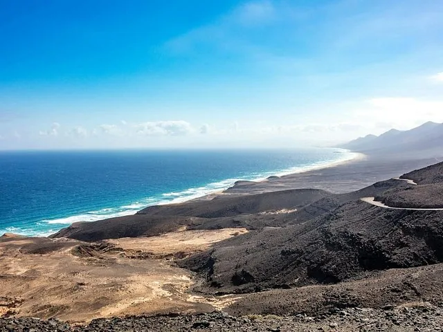 Vista panoramica di una strada costiera che serpeggia verso la spiaggia di Cofete