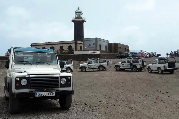 Weißer Land Rover vor dem Leuchtturm von Cofete geparkt